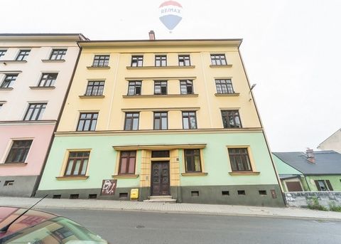 Sprzedam  mieszkanie  dwupokojowe 43mkw w  kamienicy  na 3 piętrze w centrum miasta  przy ul. Solnej w Cieszynie. Budynek częściowo ocieplony, mieszkanie ogrzewane gazem (piec dwufunkcyjny). Lokal do odświeżenia.  Opłata do wspólnoty to koszt 164 zł ...