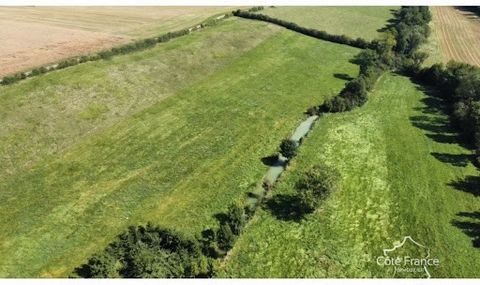 Boerderij gelegen op het platteland, rustige en bosrijke omgeving. Het bestaat uit een hangar met een oppervlakte van 450 m2, een schuur van 220m2 en een weiland met een oppervlakte van 6,5 hectare. Alle mogelijkheden van veredeling zijn mogelijk, ev...