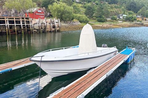 Ferienhaus mit Panoramaaussicht zum Åstfjord! Die Endreinigung ist hier bereits im Mietpreis inbegriffen. Das Ferienhaus verfügt über eine offene Küche und einen Holzofen im Wohnbereich. Apple TV mit norwegischen Sendern über Allente und deutschen un...