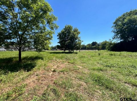 Exceptional 4.37-acre parcel of raw land strategically located near the bustling 4-way stop in Bullard, TX. Situated on a high-traffic, future 4-lane road directly across from the park, this property offers over 500 feet of valuable road frontage, gu...