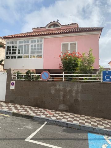 Découvrez votre nouvelle maison à Altavista, Las Palmas de Gran Canaria ! Cette magnifique villa individuelle de 404 m² vous offre l'espace et le confort dont vous avez toujours rêvé. Distribuée sur deux étages, elle dispose d'une cuisine ouverte au ...