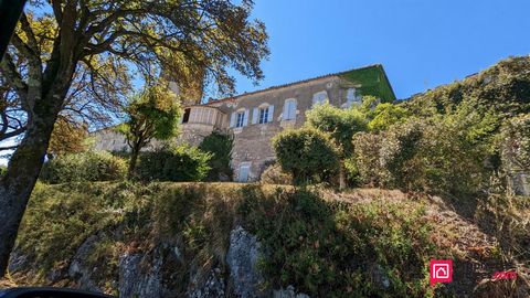 Au sein de la bastide royale de Tournon-d'Agenais fondée en 1271, cette grande maison en pierre avec vue panoramique sur la vallée du Boudouyssou ravira les amateurs d'histoire et de patrimoine. Couvent du XVIIe siècle bâti sur les ruines de l'ancien...