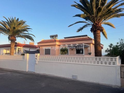 Esta luminosa casa unifamiliar completamente renovada está ubicada en una calle sin salida en la zona muy tranquila de Las Rosas en la Costa de Silencio de Las Galletas en el sur de Tenerife. La propiedad tiene 4 dormitorios y dos baños, un gran saló...