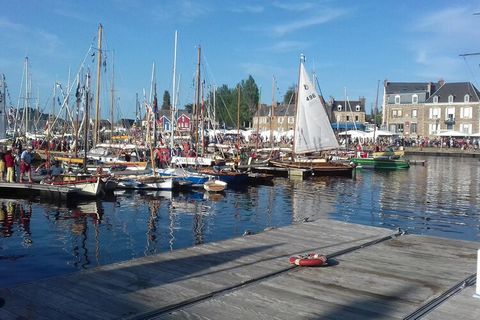 Nieuw, ruim huis omgeven door een groot perceel, 1 km van de kust (Anse de Pellinec) en 2 km van het dorp Penvenan. De 4 aparte slaapkamers, de 2 badkamers en de 2 aparte wc's bieden ruimte voor een gezin of een groep vrienden. De 11 km lange kuststr...