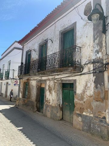 Used building with 570m2, 2 floors and 10 rooms, in the historic area of Serpa. Serpa is a Portuguese town in the district of Beja, in the Baixo Alentejo region. Known for its historical and cultural heritage and its gastronomic dishes (Migas, Açorda...
