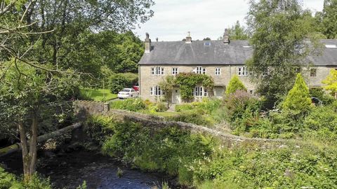 This gorgeous, picture perfect cottage has a stunning waterside setting, 4 bedrooms, generous living space and the most idyllic setting, while still being within walking distance of local pub / restaurant / parkland amenities, great schools and conve...