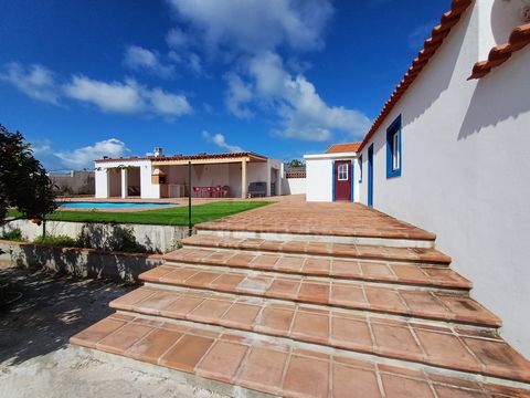 Charmante villa de 2+1 chambres à Foz do Arelho, Caldas da Rainha - Équilibre parfait entre tradition et modernité Si vous êtes à la recherche d’une villa qui combine le charme de l’architecture traditionnelle avec le confort moderne et la beauté nat...