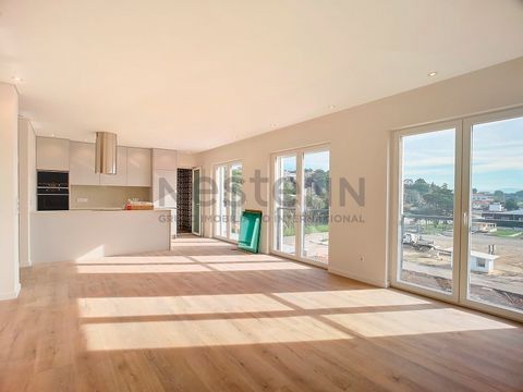 Inserted in a building of 3 floors + Attic, with elevator and in the center of Lourinhã, we find this modern apartment. Apartment T-2 under construction located on the 3rd floor, has the following layout: - Entrance hall - Living room and kitchen ful...