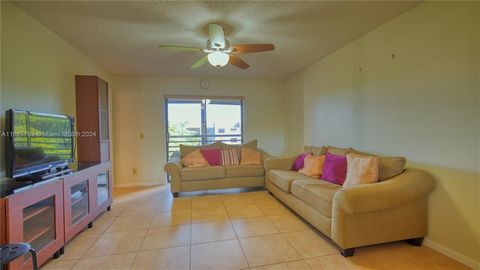 2/2 condo in Sunrise lakes Phase 4. This unit is situated in a close to the interstate, beach, Sawgrass Mall, Publix plaza, and fine dining. Sunrise lakes has many amenities. This unit features lake views and a washer and dryer inside the unit. Featu...