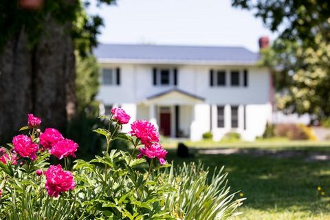 Locust Grove, fondato nel 1751. Questa straordinaria casa georgiana si trova maestosamente su una collina, nella sua vasta tenuta di 86 acri. Ricca di storia e fascino, questa proprietà offre la libertà di vivere senza i vincoli di una società storic...