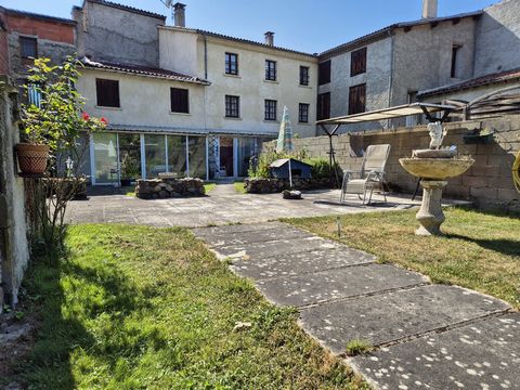 Charmante maison T5 de 134 m² en R+1 située dans le trés agréable village de St paul de Jarrat avec son jardin de 739 m² et ses dépendances de plus de 300 m² qui ne demandent qu'à etre aménagées selon les besoins de chacun avec la possibilité de fair...