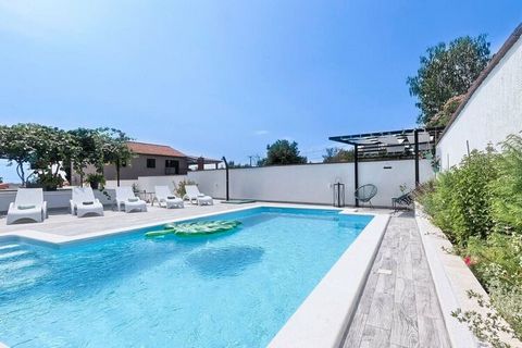 Villa Barbara – una casa con piscina e un tocco di stile mediterraneo istriano combinato con arredi contemporanei.