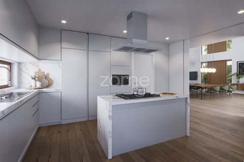 Identificação do imóvel: ZMPT550322 The Estoril Woods development is an innovative and surprising concept. A private condominium of 10,000m2, protected and peaceful, with just 12 detached houses, where 12 families will have the privilege of living an...