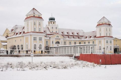 licht vakantieappartement met balkon op toplocatie op slechts 100 m van het strand met 2 slaapkamers en uw eigen strandstoel aan het strand