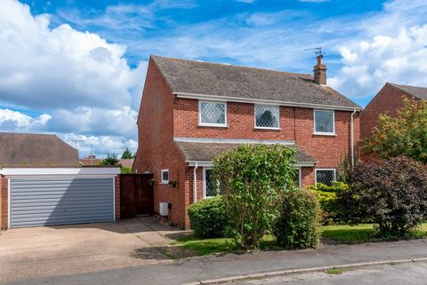 This beautifully presented, detached family home is situated on a quiet cul-de-sac in the popular village of Ufton. Offering four double bedrooms on a generous plot with a double garage and a beautiful private garden. Accommodation summary This beaut...