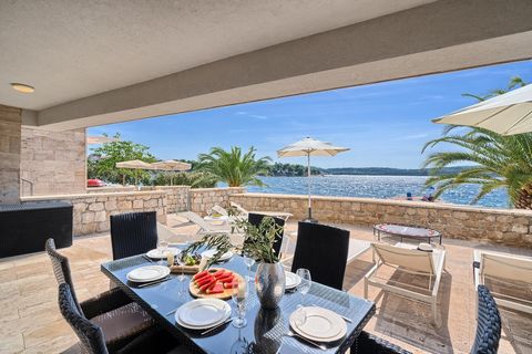 Zu verkaufen: eine luxuriöse Reihenvilla auf einer Insel in der Nähe von Trogir. Direkt am Meer gelegen bietet diese Villa direkten Zugang zum Strand und einen großen Gemeinschaftspool, der sich perfekt für ein erfrischendes Bad an heißen Sommertagen...