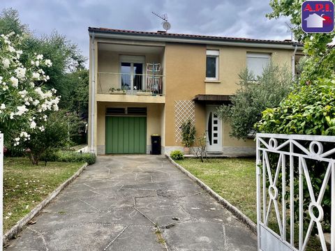 En exclusivité API ! Agréable maison de type 5 de 110 m² avec garage et jardin de plus de 330 m². Située proche de la gare, cette maison se compose au rez de chaussée de deux chambres et une salle d'eau avec une arriére-cuisine et une agréable terras...