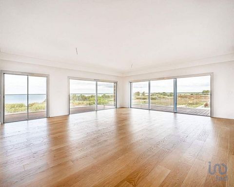 APARTAMENTO T3 DUPLEX A ESTREAR VISTA RIO DE 214 m2 EM ALCOCHETE A 20MN DE LISBOA. Luxuosa residência privada com uma vista magnífica sobre o rio Tejo e Lisboa. Possui um grande jardim paisagístico, três piscinas de água salgada, uma aquecida, área c...