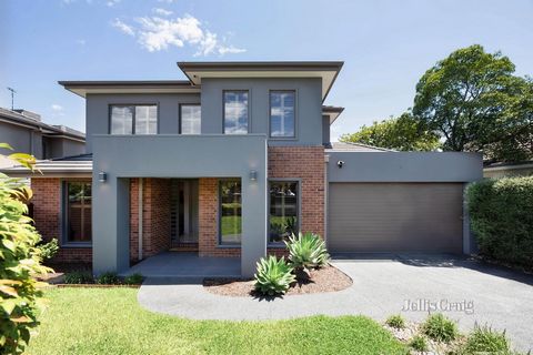 Dit is een heel bijzondere stadsresidentie. Niet alleen op zichzelf staand met straatgevel en een eigen oprit, maar gestyled met luxe marmer, Spotted Gum-vloeren, Scandinavische tapijten en decoratieve deuren voor executive elegantie. Gelegen in het ...