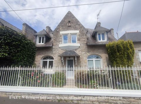 SOLE AGENT - Come and discover this house from 1937 to modernize, located at the entrance of Dinan, it offers you a complete basement, on the ground floor, a fitted kitchen, a living room, a dining room, a room and a veranda overlooking the garden, u...