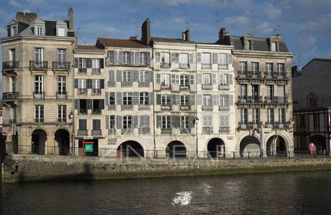 Idealmente situado en el centro de Bayona, cerca de Les Halles y a orillas del río Nive, este edificio de unos 260 m2 está en buen estado y consta de una tienda en la planta baja y cuatro pisos de viviendas. Los pisos están desocupados. Gran potencia...