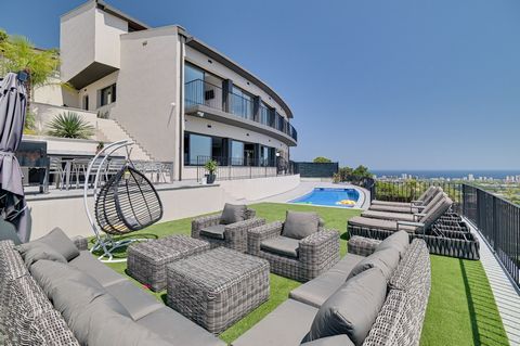 Deze prachtige villa, volledig gerenoveerd, is gelegen in het exclusieve gebied van Castell-Platja d'Aro, aan de prachtige Costa Brava. Met een perceel van 1.426 m² en een bebouwde oppervlakte van 350 m² combineert deze woning luxe en comfort tot in ...