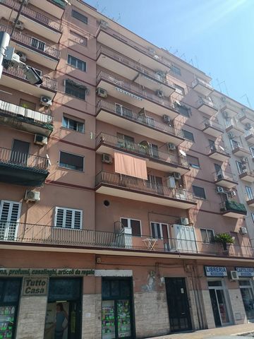 PUGLIA - Taranto - BATTISTI Proponiamo in vendita luminoso appartamento da ristrutturare in Via Dante 105, situato nella zona Battisti di Taranto. L'edificio dotato di ascensore, è di 7 piani in totale e l'immobile in questione si trova al 5°. Le spe...