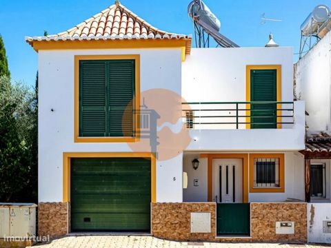 Excellente villa de 3 chambres avec 287 m2 de surface brute, située dans une urbanisation calme et familiale, à 5 minutes du centre de la charmante ville de Tavira, où vous pourrez profiter de tous les services, commerces et commodités. Au rez-de-cha...