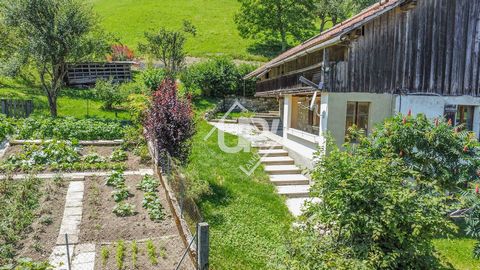 Located near Thônes, in the commune of Les Clefs, in the heart of the majestic Sulens and Tournette mountains, this farmhouse dating from 1856 retains all its charm of yesteryear. Nestled on a plot of about 1300 m2, it offers an idyllic setting. The ...