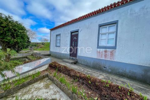 Identificação do imóvel : ZMPT555022 Cette maison régionale typique des Açores est située dans le village tranquille d’Ajuda da Bretanha sur la côte nord-ouest de l’île de São Miguel. Avec un beau jardin avant, la maison est de type T2+1, a besoin de...