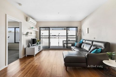 Aninhado em um edifício sob medida que incorpora luxo e vida contemporânea, este apartamento de design no primeiro andar oferece um layout de dois quartos e dois banheiros que eleva seu estilo de vida. Com elegante piso de carvalho europeu, tetos alt...