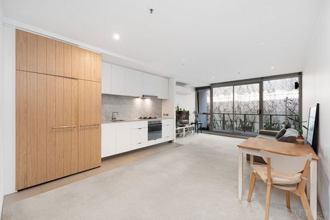 This inviting 1-bedroom, 1-bathroom apartment on the 2nd floor offers a perfect blend of cozy comfort and modern convenience. Nestled in the heart of Port Melbourne on Dow Street, this charming residence provides easy access to the area's vibrant loc...