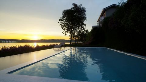 Si vous recherchez une résidence élégante avec une vue imprenable sur le lac Majeur, cette villa à vendre à Meina représente l'opportunité parfaite pour vous. Actuellement en cours de rénovation, la propriété offre la possibilité unique d'être person...