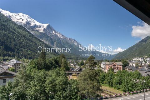 Chamonix Sotheby's International Realty представляет апартаменты Bianca, расположенные в самом сердце Шамони, рядом со всеми удобствами, с четырьмя спальнями, двумя ванными комнатами и потрясающим, беспрепятственным видом на массив Монблан. Эта редка...