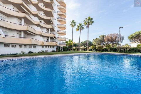 Prachtig appartement met 4 slaapkamers te koop, volledig gerenoveerd, ingevoegd in een gated community met tuin en zwembad, gelegen in Vilamoura. Twee appartementen, een T1 en een T3, werden omgebouwd tot een ruim appartement met 4 slaapkamers. Het p...