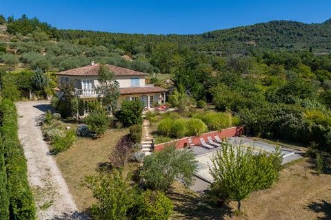 Située entre Vaison-la-Romaine et Buis-les-Baronnies, Lord and Sons vous propose cette magnifique villa construite en 2006 par un architecte. Nichée sur un terrain de 2475 m2 offrant une vue imprenable sur le mont Ventoux, la villa s'étend sur une su...