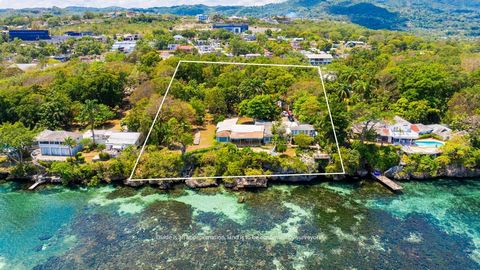 Stelt u zich ongerepte wateren voor op slechts een steenworp afstand van uw villa. Dit is waar sereniteit het oog ontmoet. Netjes weggestopt tussen het gebladerte van een exclusieve privéweg van slechts vier villa's in Ocho Rios aan Hermosa Lane ligt...