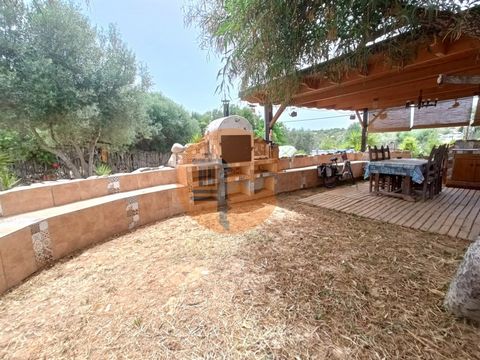 Discover the charm of this typical Algarve house, located in Laranjeiro, in Moncarapacho. The property, with a plot of 3744m² fully fenced, offers security and privacy. The urban part has an area of 480m² and has an 80m² house, which requires complet...