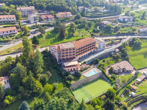 Im bezaubernden San Zeno di Montagna gelegen, mit einem atemberaubenden Panoramablick auf den Gardasee, bietet dieses Hotel eine einzigartige Erfahrung. Die 59 Zimmer versprechen Komfort und Entspannung, während der spektakuläre Swimmingpool die Gäst...