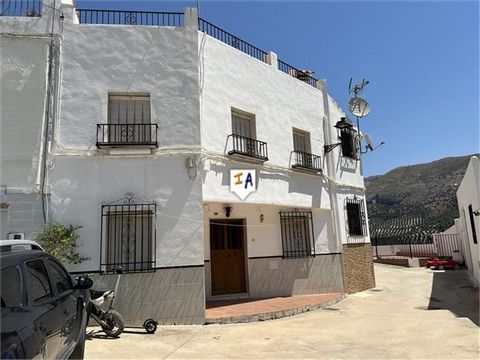 Cette maison de ville de 3 chambres prête à emménager avec un garage privé et une grande terrasse sur le toit avec vue est située dans le quartier populaire de Rute dans la province de Cordoue en Andalousie, en Espagne. Située dans une rue calme, ave...