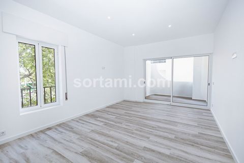 Fantastico appartamento T1 a Quarteira. L´appartamento è composto da soggiorno, cucina, camera da letto e bagno. Ha anche un ascensore. Quarteira è stata per secoli un villaggio di pescatori importante, ma modesto, poiché la sua estensione della spia...