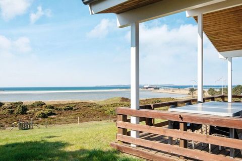 Cottage de grande hauteur avec bain à remous et vue complète sur l'entrée de Molsfærgen à Ebeltoft. Ici, une grande partie des vacances sera probablement consacrée à s'asseoir et à regarder la belle nature qui entoure le Kattegat. La cuisine et le sa...