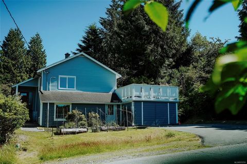 Stunning family home in Ucluelet! Three bedrooms and 1 bathroom up, option for studio suite with separate laundry downstairs. A short walk to schools, shopping, restaurants, and Little Beach. Upgrades include: 200 amp service, RV/Boat parking 30 amp ...