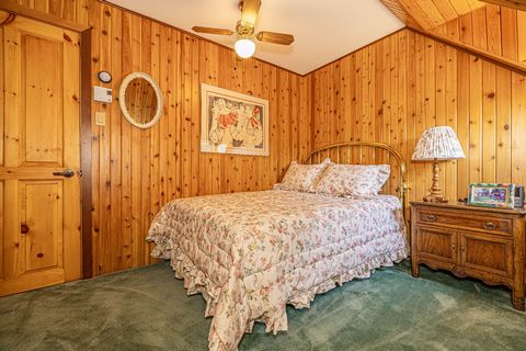 Cette charmante maison est située près de la paisible Baie à Lacasse, près de la station de ski et du parc Mont Tremblant. Il dispose d’un grand jardin et d’une cour arrière magnifiquement entretenus. Un chemin mène au lac, parfait pour la détente. L...