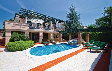 Villa solide de luxe avec piscine à Porec, à seulement 400 mètres de la mer et de la plage ! Quartier résidentiel paisible de la ville avec toutes les infrastructures tout autour. Villa d'environ 362 m² sur un terrain de 783 m² répartie sur trois niv...