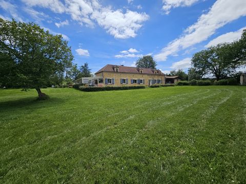 Kom en ontdek deze prachtige boerderij van 400 m², inclusief 113 m² volledig gerenoveerde en bewoonbare veranda, gelegen in het hart van een ruim perceel van 7000 m² in de prachtige regio van de Perigord Noir. Dit unieke pand biedt een uitzonderlijke...