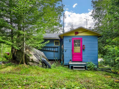 Un des plus charmants chalets 3 saisons que vous aurez le plaisir de visiter. Chaleureux, invitant & à un prix raisonnable. Avec un petit terrain au bord du lac (non navigable) directement en face, ainsi que votre propre quai privé & une chaloupe. De...