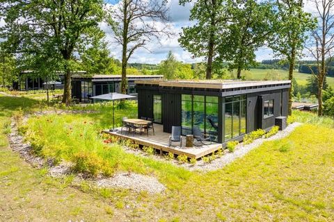 Diese freistehende Lodge befindet sich im Ferienpark Hillview Resort Grandvoir, der 2023 eröffnet wurde. Es liegt wunderschön in den grünen Hügeln der belgischen Ardennen, 2 km vom Dorf Grandvoir, einer Teilgemeinde der Stadt Neufchâteau (7 km). Die ...