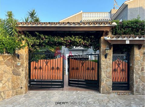 Dieses beeindruckende Einfamilienhaus in Dénia hat eine Gesamtfläche von 253 m2 und befindet sich auf einem Grundstück von 913 m2 im Stadtteil Marines, in der zweiten Reihe des Strandes. Die Aufteilung erstreckt sich über 3 Ebenen, wobei sich der Hau...