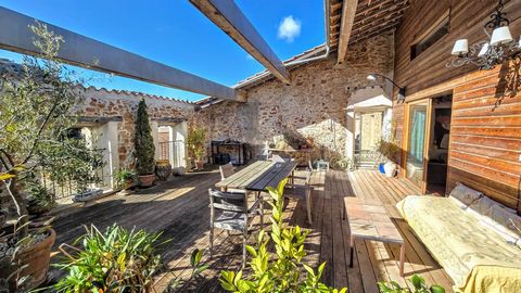 EXCLUSIVITÉ - RARE - VRS IMMOBILIER vous propose dans un charmant village à 10 minutes des plages de Leucate/La Franqui cette magnifique maison bourgeoise d'une surface habitable de 319 m2. Vous y découvrirez notamment une terrasse de toit exceptionn...